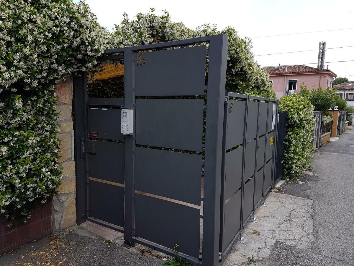 Dora Baltea Monolocale Primo Piano Mansarda Secondo Piano Verona Eksteriør bilde